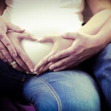 Le corps de la maman enceinte