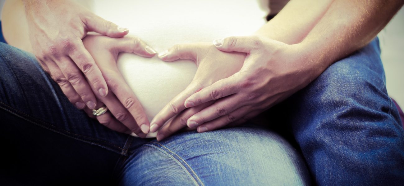 Le corps de la maman enceinte