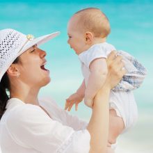 Vie Sociale Après Bébé : Maintenir des Relations et du Temps Pour Soi